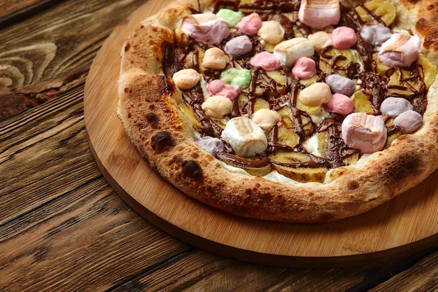 Pizza doce inteira servida com marshmallows e doces