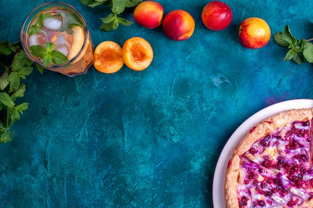 Pizza dulce de frutas con limonada de nectarina