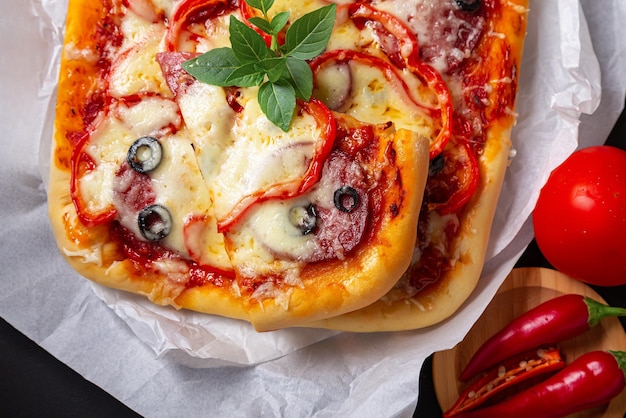 Pizza e legumes sicilianos em um fundo escuro