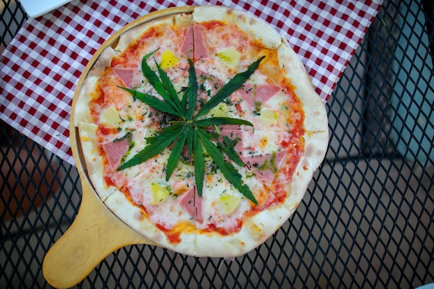 Foto pizza eine für gesundheitsliebhaber neu entwickelte mischung aus cannabisblättern.