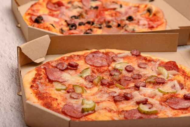 Pizza em caixa para viagem de papelão ondulado marrom em fundo cinza. redondo, pizza