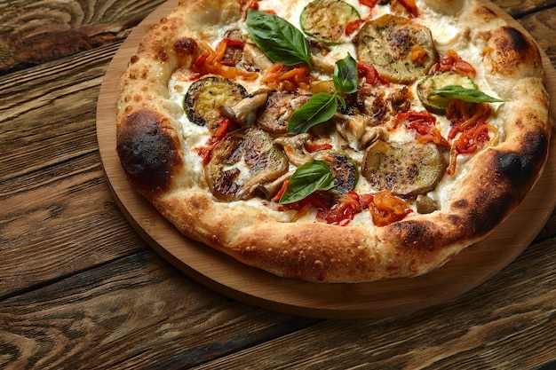 Pizza em fatias vegan de fundo alimentar com vários legumes