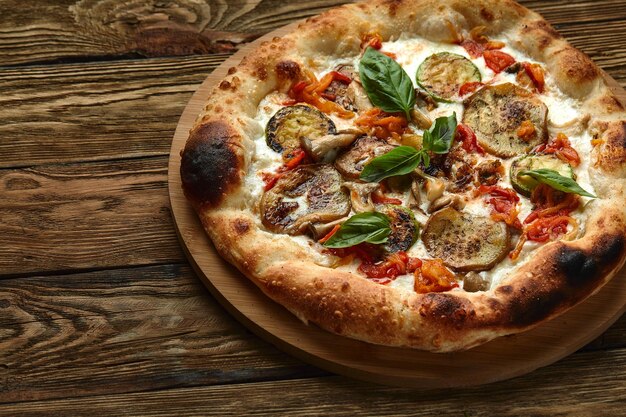 Pizza em fatias vegan de fundo alimentar com vários legumes