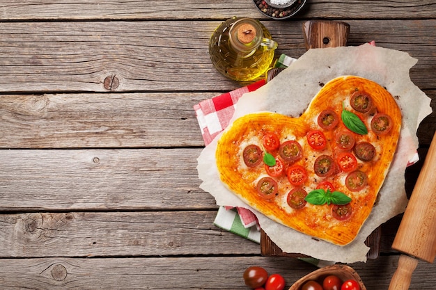 Pizza em forma de coração com tomate e mussarela