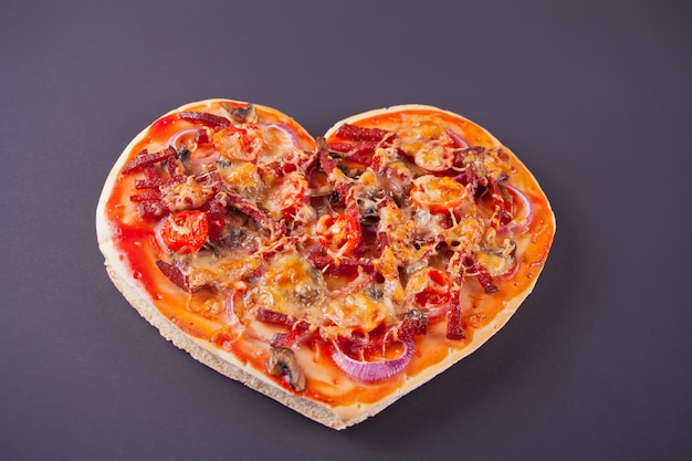 Pizza em forma de coração para o dia de São Valentim