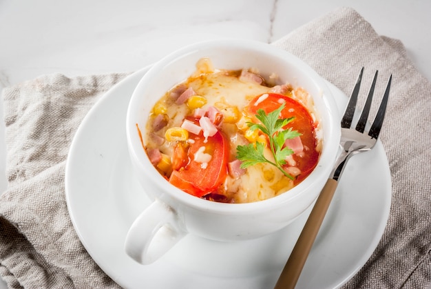 Pizza em uma caneca, com presunto, tomate, cogumelos e queijo com um garfo