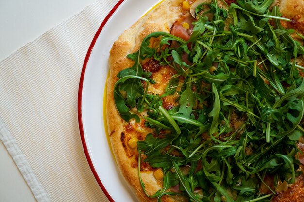 Pizza em uma mesa de restaurante