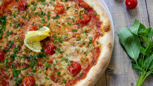 Pizza em uma mesa de restaurante