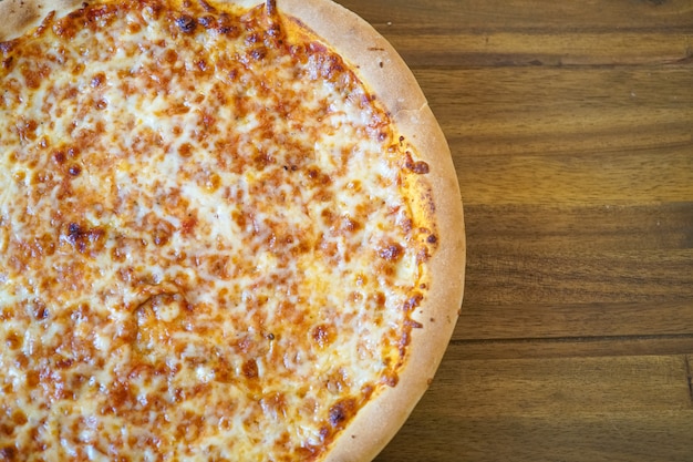 Pizza em uma mesa de restaurante