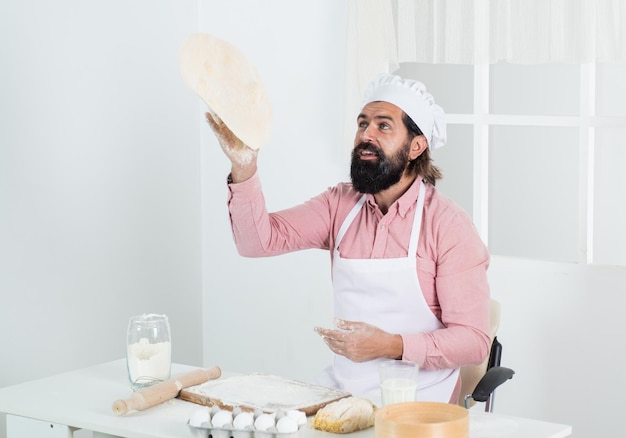 Pizza engraçada, homem bonito, com barba e bigode, cozinhar comida, restaurante profissional, cozinhar, padeiro habilidoso, usar utensílios de cozinha para cozinhar chef masculino de chapéu Adicionando um pouco de diversão ao seu dia