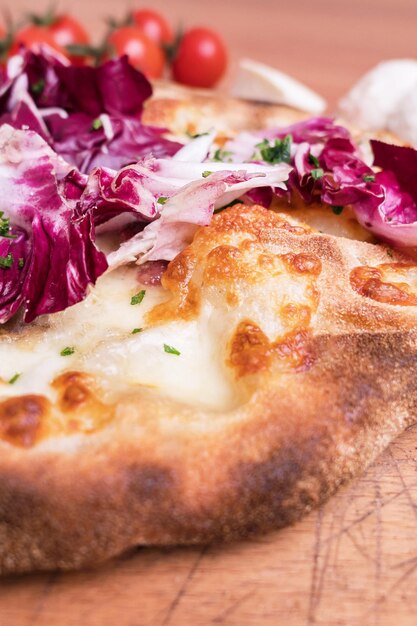 Pizza con ensalada de achicoria