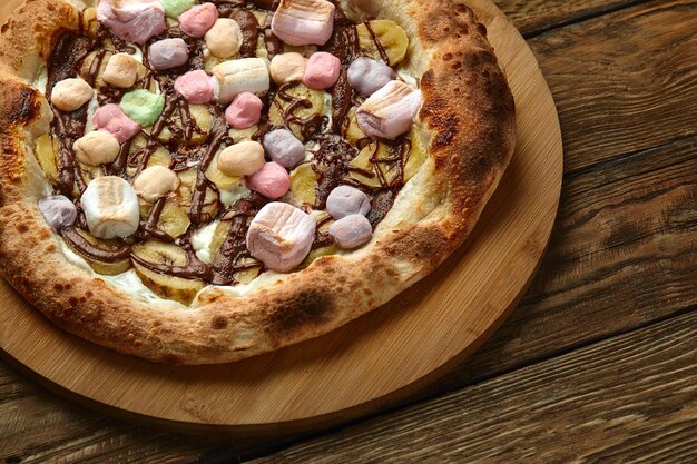 Pizza entera dulce servida con malvaviscos y dulces