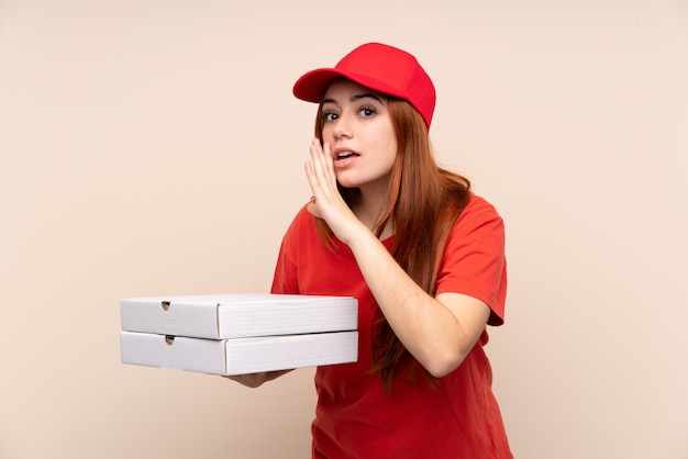 Pizza entrega adolescente mulher segurando uma pizza sussurrando algo