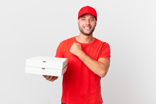 Pizza entrega al hombre sintiéndose feliz y enfrentando un desafío o celebrando