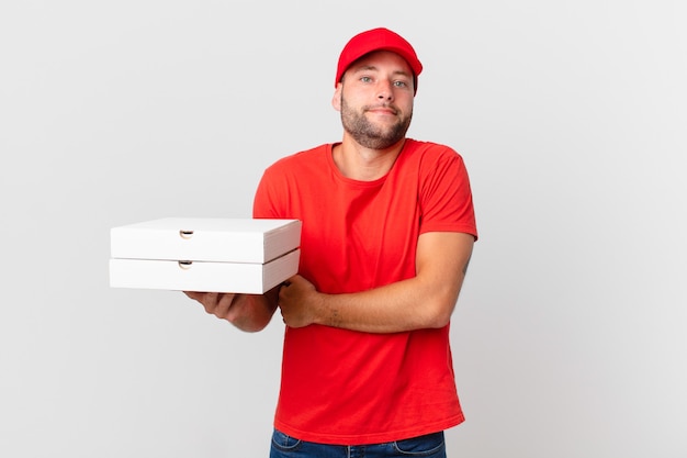 Pizza entrega hombre encogiéndose de hombros, sintiéndose confundido e incierto