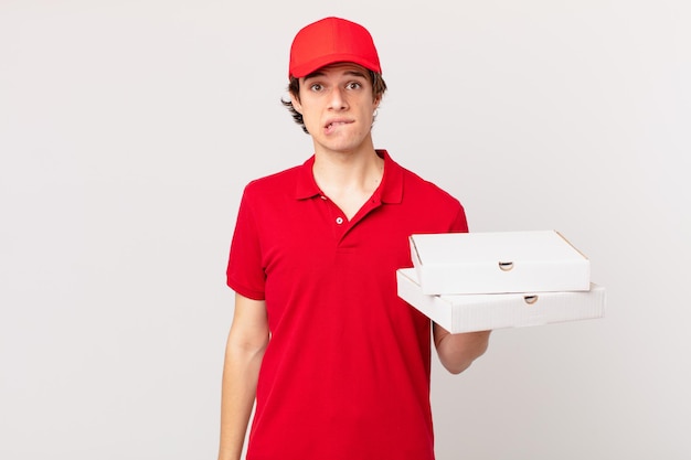 Pizza entrega homem olhando intrigado e confuso