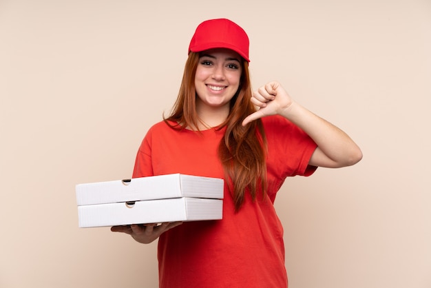 Pizza entrega mujer adolescente sosteniendo una pizza orgullosa y satisfecha