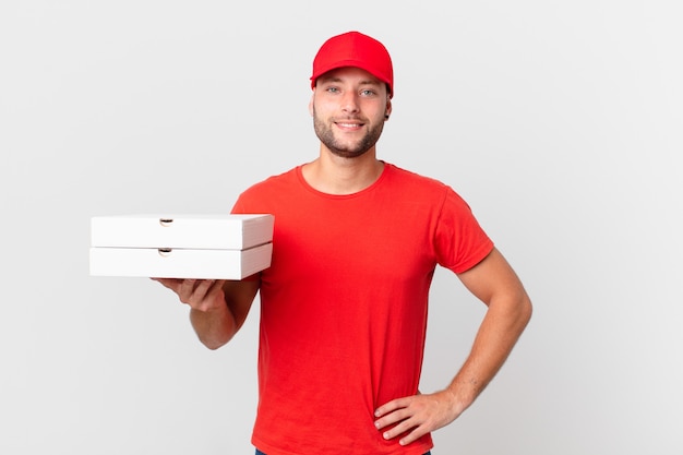 Pizza entregar hombre sonriendo felizmente con una mano en la cadera y confiado