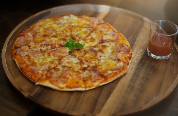 La pizza es una de las comidas italianas favoritas en todo el mundo.