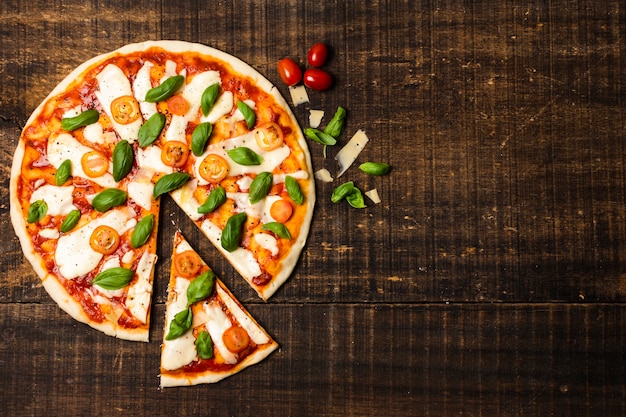 Pizza con espacio de copia en mesa de madera