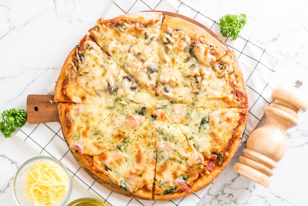 pizza de espinacas y champiñones