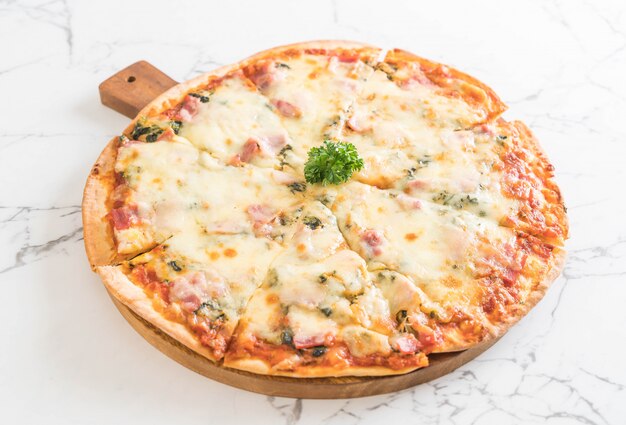 pizza de espinacas y tocino