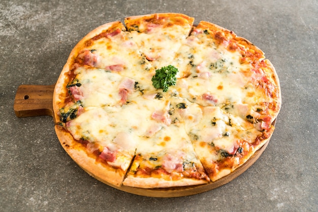 pizza de espinacas y tocino