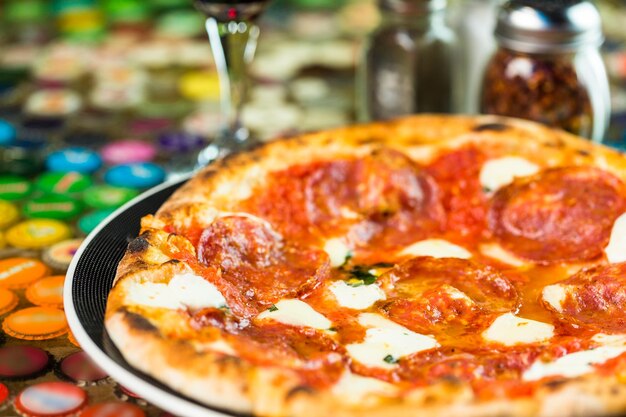 Pizza estilo napolitana en la mesa del restaurante italiano.