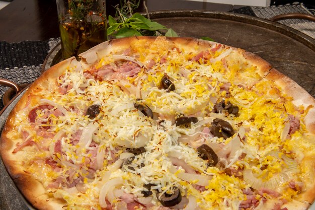 Pizza estilo portugués brasileño con jamón, huevo, pimiento, cebolla, mozzarella, vista superior