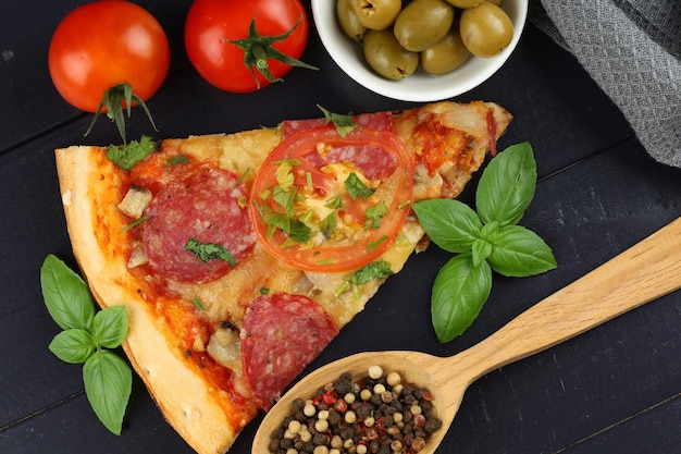Pizza fatiada com legumes Pizza em cima da mesa