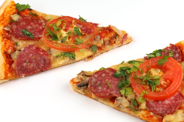 Pizza fatiada em branco isolado Duas fatias de pizza