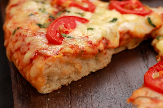 Pizza feita com queijo mozzarella de folha de manjericão e tomate e massa fina de massa