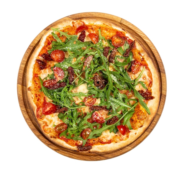 Pizza fina clássica com molho de tomate mozarella tomate e rúcula em fundo branco