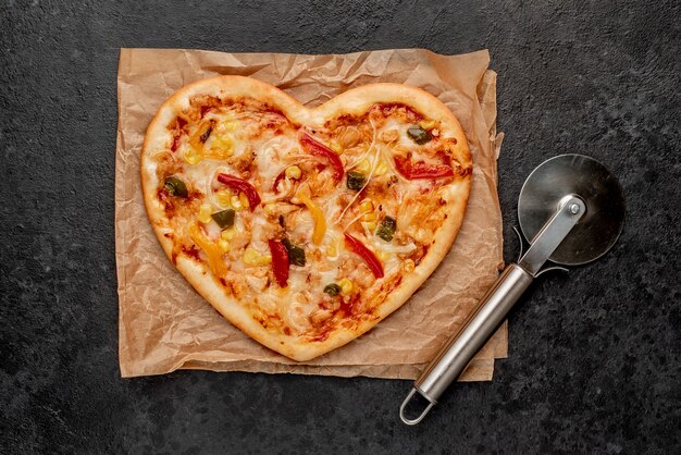 Pizza en forma de corazón para San Valentín con cortador de pizza