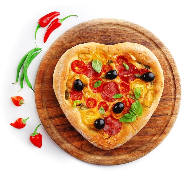Pizza en forma de corazón en la tabla de cortar aislada en blanco