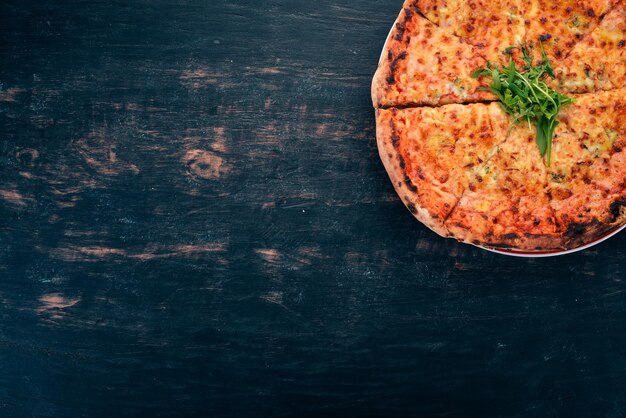 Pizza Formaggi Mozzarella-Parmesan-Käse Draufsicht auf Holzhintergrund Kopierbereich