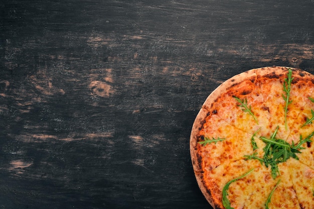Pizza Formaggi Mozzarella-Parmesan-Käse Draufsicht auf Holzhintergrund Kopierbereich