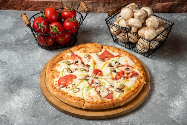 Pizza Four Seasons com ingredientes