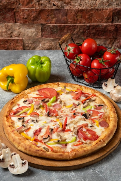 Pizza Four Seasons con ingredientes