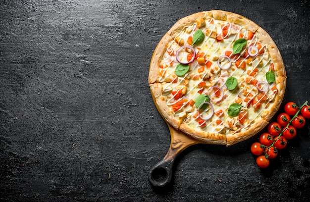 Foto pizza fragante con pollo y tomates