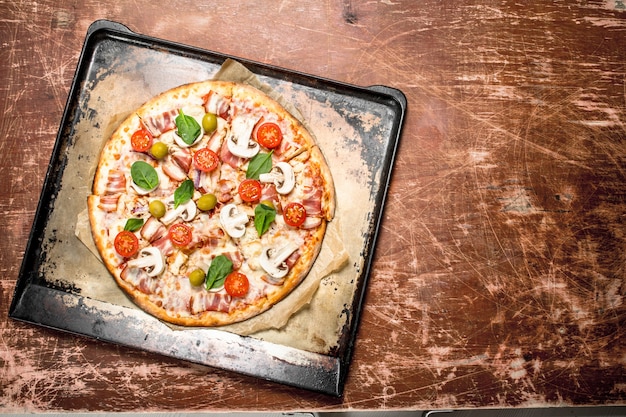 Pizza fresca com carne e tomate.