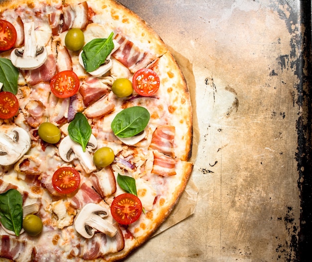 Pizza fresca com carne e tomate.