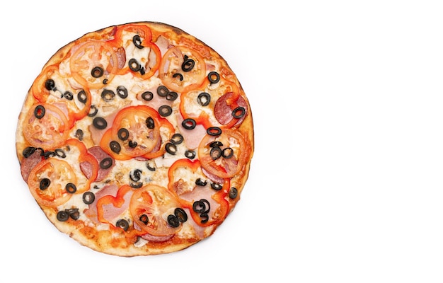 Foto pizza fresca com presunto salame doce pimenta vermelha azeitonas e queijo isolado no fundo branco copyspace vista superior