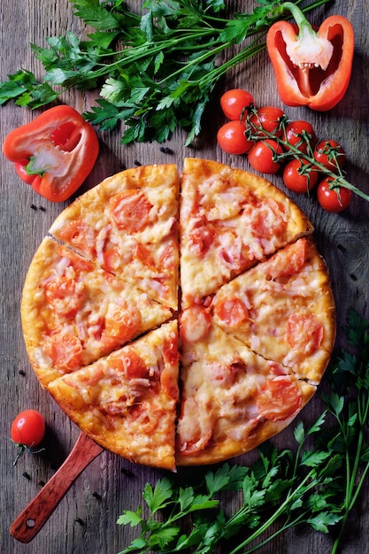 Pizza fresca com presunto, tomate, queijo e pimenta