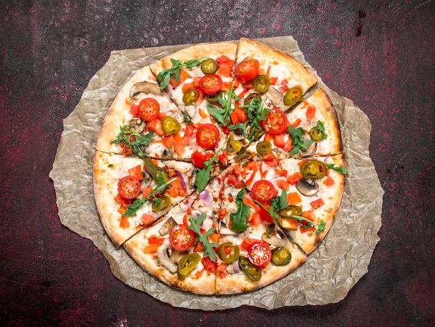 Pizza fresca com tomates e verduras.