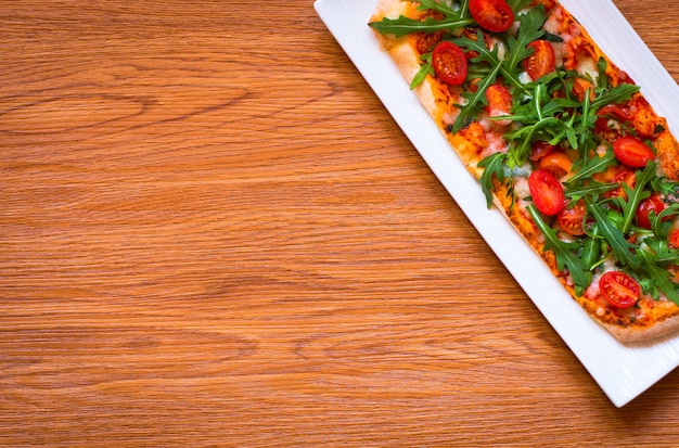 Pizza fresca de empregada doméstica com tomate, rúcula e mozzarell