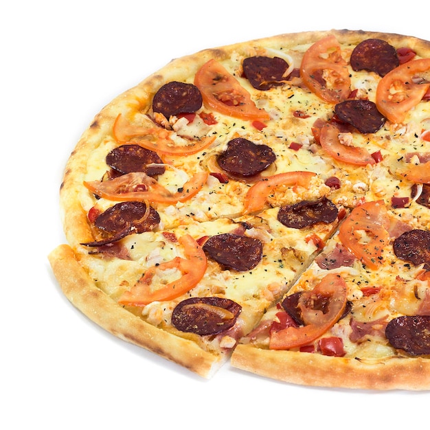 Pizza fresca isolada no fundo branco