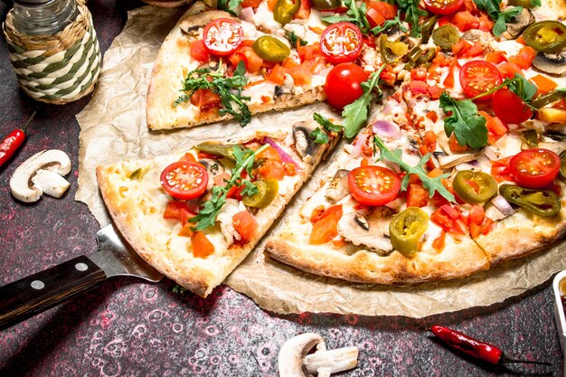 Pizza fresca con jamón y verduras.