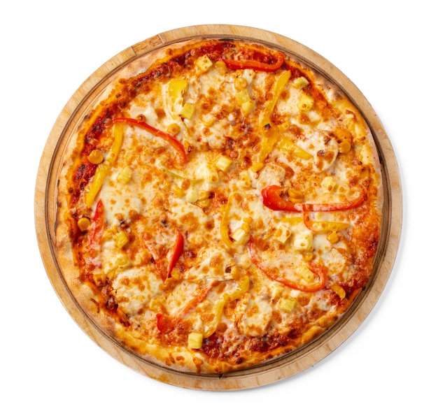 Pizza fresca na placa de madeira isolada no branco