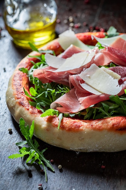 Pizza fresca Parma con jamón de parma y queso parmesano